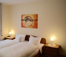 Doppelbett und Nachttischleuchten im Gasthof zur Zweere, Willingen-Eimelrod