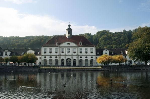Hafenbecken Bad Karlshafen, im HIntergrund eine weiße Villa Hafenbecken Bad Karlshafen, im HIntergrund eine weiße Villa