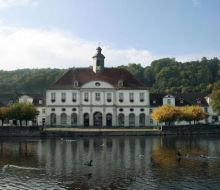 Hafenbecken Bad Karlshafen, im HIntergrund eine weiße Villa Hafenbecken Bad Karlshafen, im HIntergrund eine weiße Villa