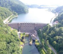 Die Diemelsee Staumauer im Vordergrund, dahinter der Diemelsee