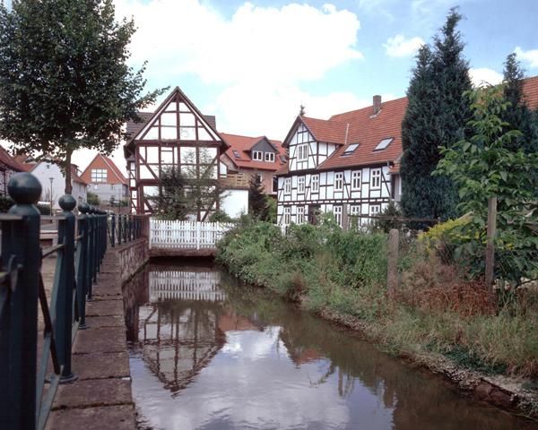 Diemel im Huemme, im Hintergrund Fachwerkhäuser Diemel im Huemme, im Hintergrund Fachwerkhäuser