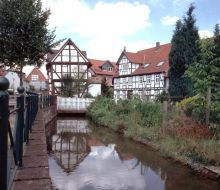 Diemel im Huemme, im Hintergrund Fachwerkhäuser Diemel im Huemme, im Hintergrund Fachwerkhäuser