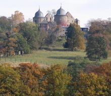 im Hintergrund Schloss Sababurg, im Vordergrund Wiese im Tierpark Sababurg im Hintergrund Schloss Sababurg, im Vordergrund Wiese im Tierpark Sababurg