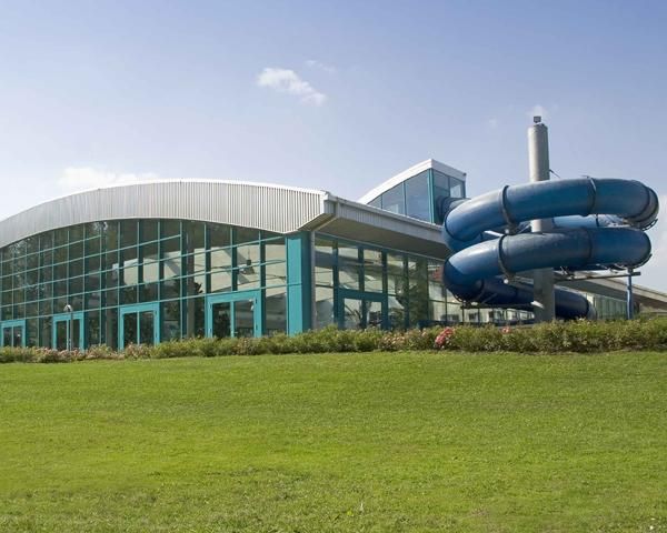 Blick auf Schwimmbad Hofgeismar mit Rutsche Blick auf Schwimmbad Hofgeismar mit Rutsche