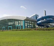 Blick auf Schwimmbad Hofgeismar mit Rutsche Blick auf Schwimmbad Hofgeismar mit Rutsche
