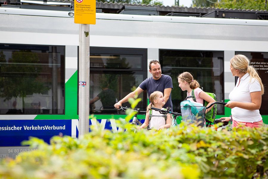 Familie mit Raedern vor Zug des NVV in Hofgeismar-Huemme Familie mit Raedern vor Zug des NVV in Hofgeismar-Huemme