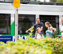 Familie mit Raedern vor Zug des NVV in Hofgeismar-Huemme Familie mit Raedern vor Zug des NVV in Hofgeismar-Huemme