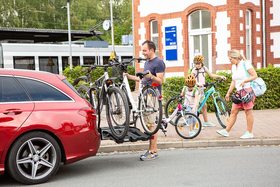 Aufladen von Raedern vor Bahnhof Hofgeismar-Huemme Aufladen von Raedern vor Bahnhof Hofgeismar-Huemme
