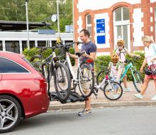 Aufladen von Raedern vor Bahnhof Hofgeismar-Huemme Aufladen von Raedern vor Bahnhof Hofgeismar-Huemme