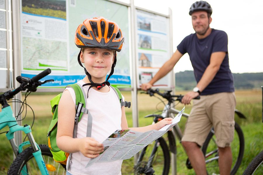 Kind vor Infotafel in Hofgeismar Kind vor Infotafel in Hofgeismar