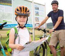 Kind vor Infotafel in Hofgeismar Kind vor Infotafel in Hofgeismar