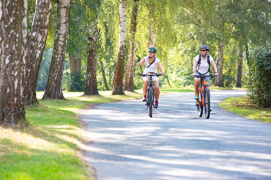 Zwei Radfahrer auf dem Diemelradweg bei Trendelburg Zwei Radfahrer auf dem Diemelradweg bei Trendelburg