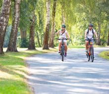 Zwei Radfahrer auf dem Diemelradweg bei Trendelburg Zwei Radfahrer auf dem Diemelradweg bei Trendelburg