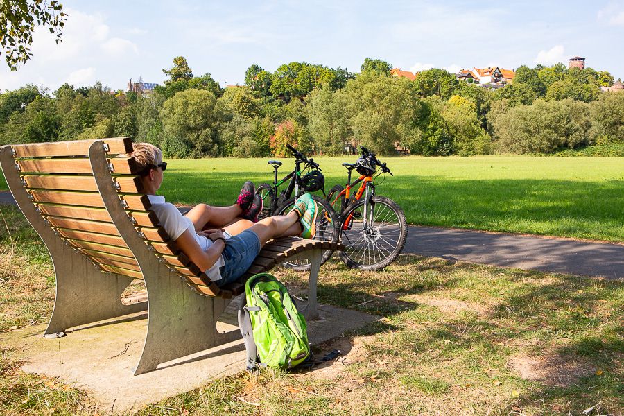 Pause auf Liegebank auf dem Diemelradweg bei Trendelburg Pause auf Liegebank auf dem Diemelradweg bei Trendelburg