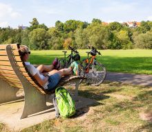Pause auf Liegebank auf dem Diemelradweg bei Trendelburg Pause auf Liegebank auf dem Diemelradweg bei Trendelburg