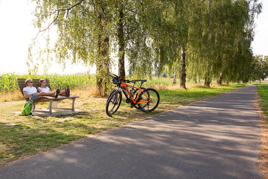 Radler pausieren auf Liegebank bei Trendelburg Radler pausieren auf Liegebank bei Trendelburg
