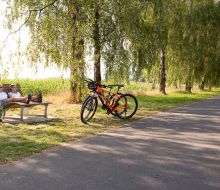 Radler pausieren auf Liegebank bei Trendelburg Radler pausieren auf Liegebank bei Trendelburg