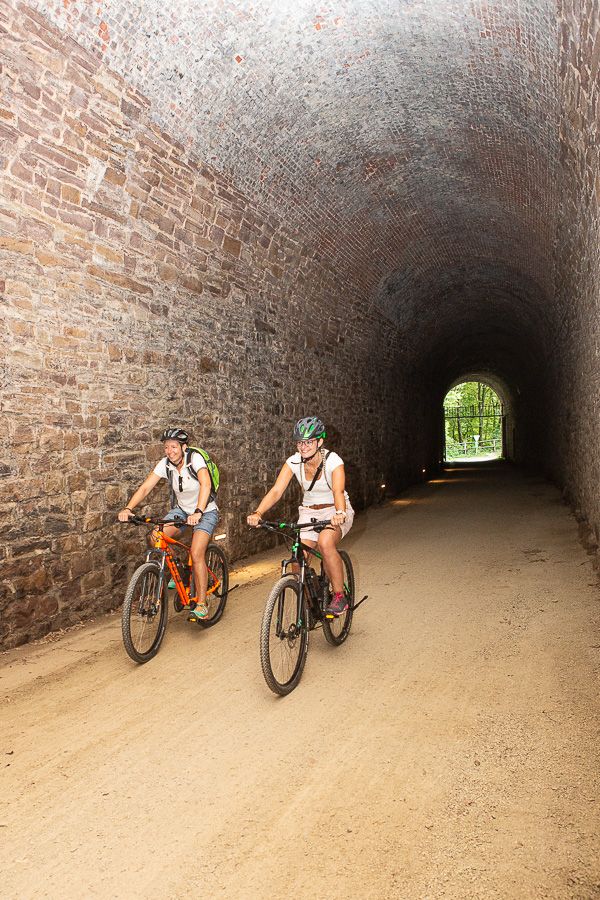 Zwei Radler fahren durch den Carlsbahntunnel bei Trendelburg Zwei Radler fahren durch den Carlsbahntunnel bei Trendelburg