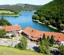 G&ouml;bels Seehotel in Diemelsee-Heringhausen von vorn, im Hintergrund der Diemelsee