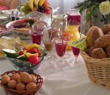 Ein bunter Fruehstueckstisch in der Pension Pohlmann in Diemelsee-Heringhausen