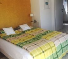 Blick auf Bett in G&auml;stezimmer Christine Marsberg