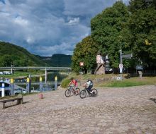 Radfahrer am Schiffsanleger Bad Karlshafen