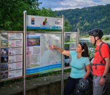 Radfahrer vor Infotafel Bad Karlshafen