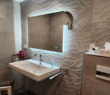 Waschbecken im Bad im Hotel Furhop Bad Karlshafen