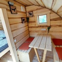 Sitzgelegenheit im Schlaffass Campingplatz Bad Karlshafen