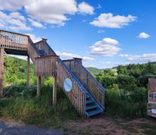 Ein Aussichtsturm aus Holz mit zwei Plattformen in der N&auml;he des Diemelradweges 