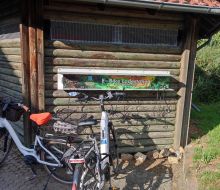 Eine Ladestation f&uuml;r verschiedenen Akkus auf dem Parkplatz von Goebels Seehotel in Diemelsee-Heringhausen 