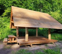 Eine &uuml;berdachte Holzplattform als Trekkingplatz am Diemelradweg