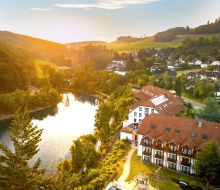 Aussenansicht vom Chaletpark von G&ouml;bels Seehotel Diemelsee