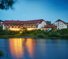 G&ouml;bels Seehotel von aussen, im Vordergrund der Diemelsee