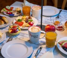 gedeckter Fr&uuml;hst&uuml;ckstisch