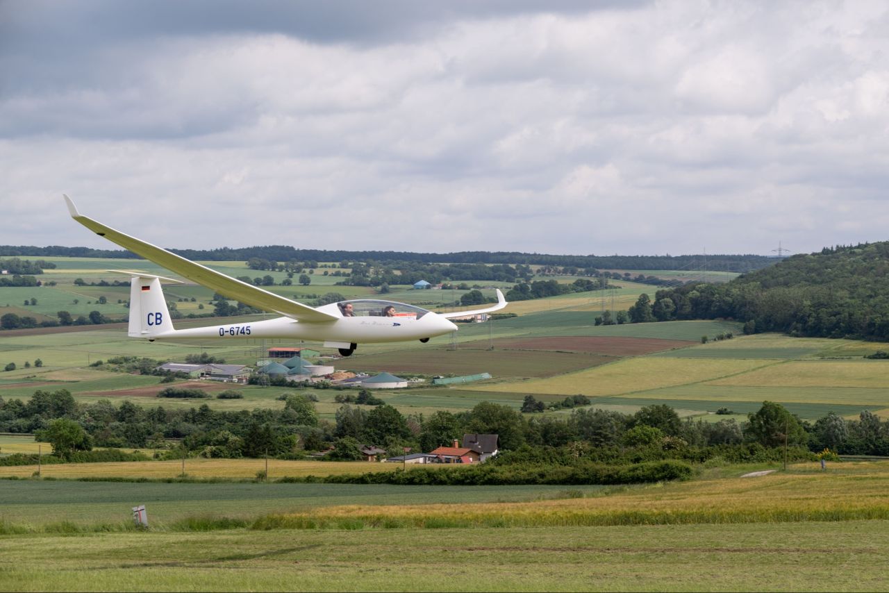 Ein Segelflugzeug hebt ab auf dem Segelflugplatz Dingel Ein Segelflugzeug hebt ab auf dem Segelflugplatz Dingel