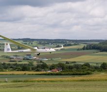 Ein Segelflugzeug hebt ab auf dem Segelflugplatz Dingel Ein Segelflugzeug hebt ab auf dem Segelflugplatz Dingel