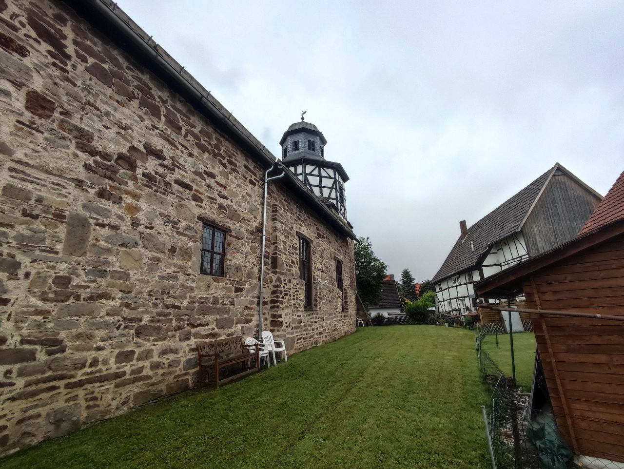 Aussenansicht der Kirche in Hofgeismar-Huemme Aussenansicht der Kirche in Hofgeismar-Huemme
