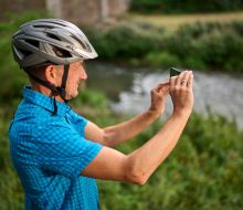 Ein Mann mit Fahrradhelm fotografiert die Diemel