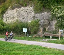 Zwei Radfahrer auf dem Diemelradweg bei Liebenau-Ostheim, im Hintergrund Kalksteinh&auml;nge