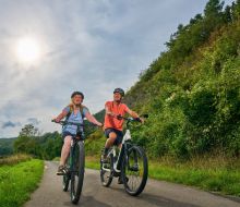 Zwei Radfahrer auf dem Diemelradweg bei Liebenau