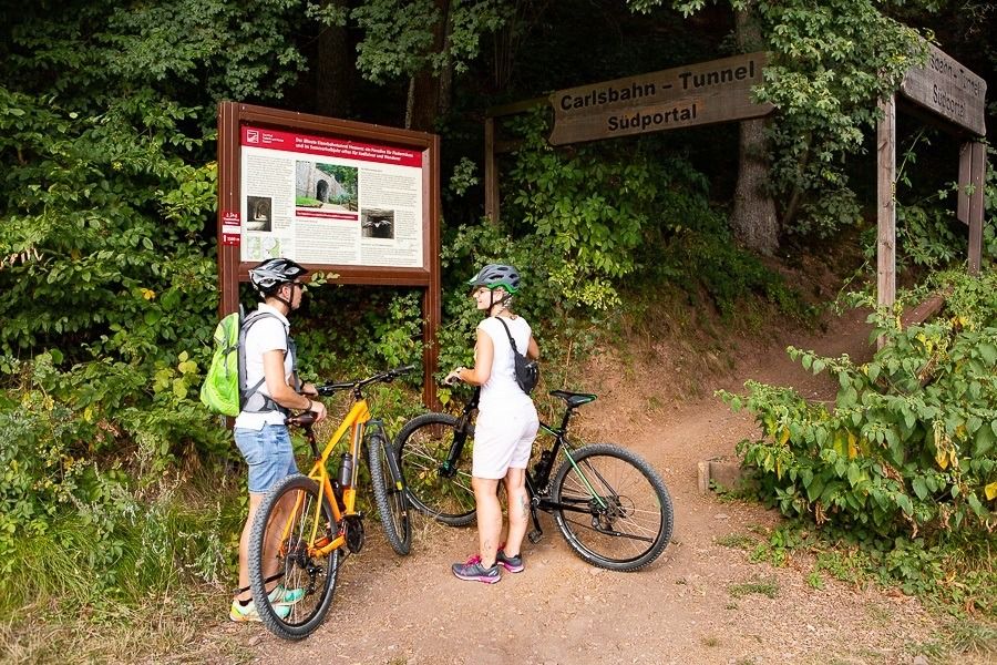 Zwei Radfahrerinnen stehen vor dem Suedportal vom Carlsbahntunnel bei Trendelburg Zwei Radfahrerinnen stehen vor dem Suedportal vom Carlsbahntunnel bei Trendelburg