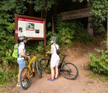 Zwei Radfahrerinnen stehen vor dem Suedportal vom Carlsbahntunnel bei Trendelburg Zwei Radfahrerinnen stehen vor dem Suedportal vom Carlsbahntunnel bei Trendelburg