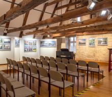gestellte St&uuml;hle im Saal Museum Stern  Warburg