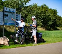 Radlerp&auml;rchen steht vor einer Infotafel 