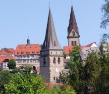 Blick auf zwei Kirchtuerme in Warburg