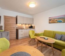 gr&uuml;ne Couch im Wohnzimmer in der Landpension Fernweh in Willingen-Usseln 