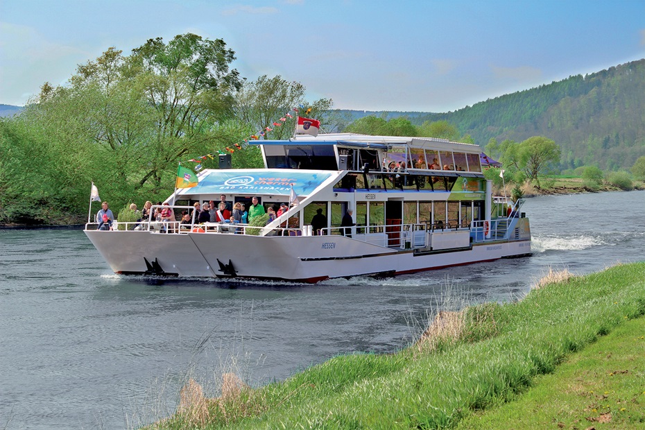 Blick auf das Weserschiff "Hessen", das auf der Weser fährt