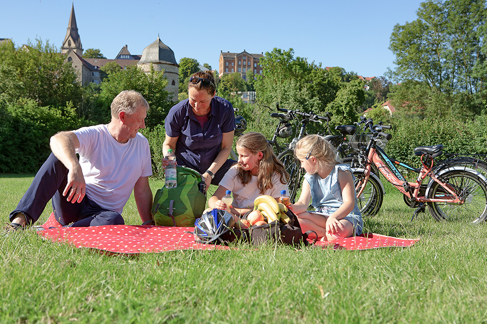 Pause beim Picknick auf der Wiese