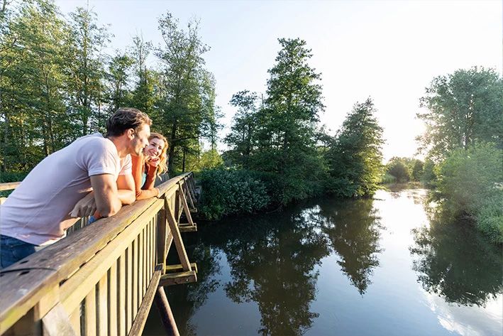 Zwei Menschen schauen auf die Diemel und genießen die Natur - Foto: Teutoburger Wald Tourismus
